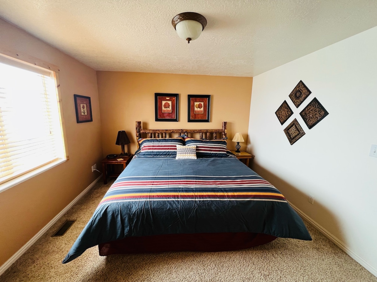 Dormitorio principal (1): cama tamaño king.