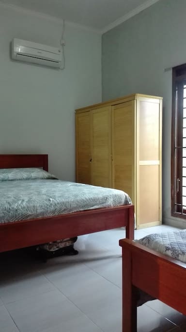 Kamar utama 2tempat tidur doble dengan AC