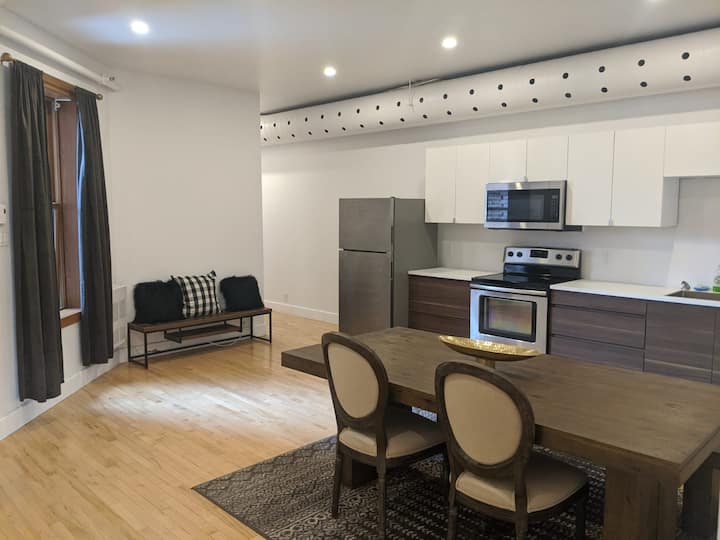 Chic 2 Bedroom Escape | Balcony | Sleeps 8 - Montreal