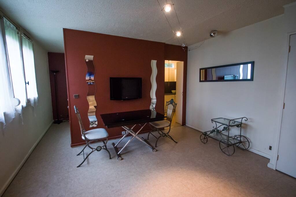 Vue côté gauche du salon avec table pour les repas