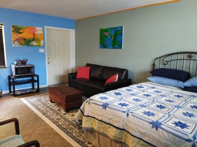 Private apt. 1.5 blocks from ocean @ Cocoa Beach