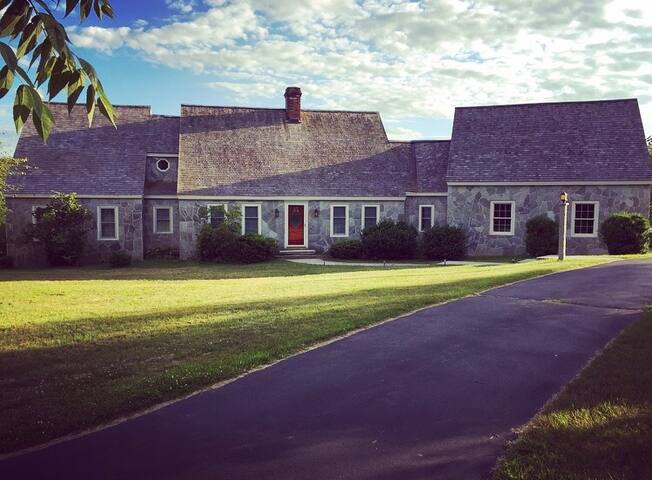 Large country house w/ pool and game room