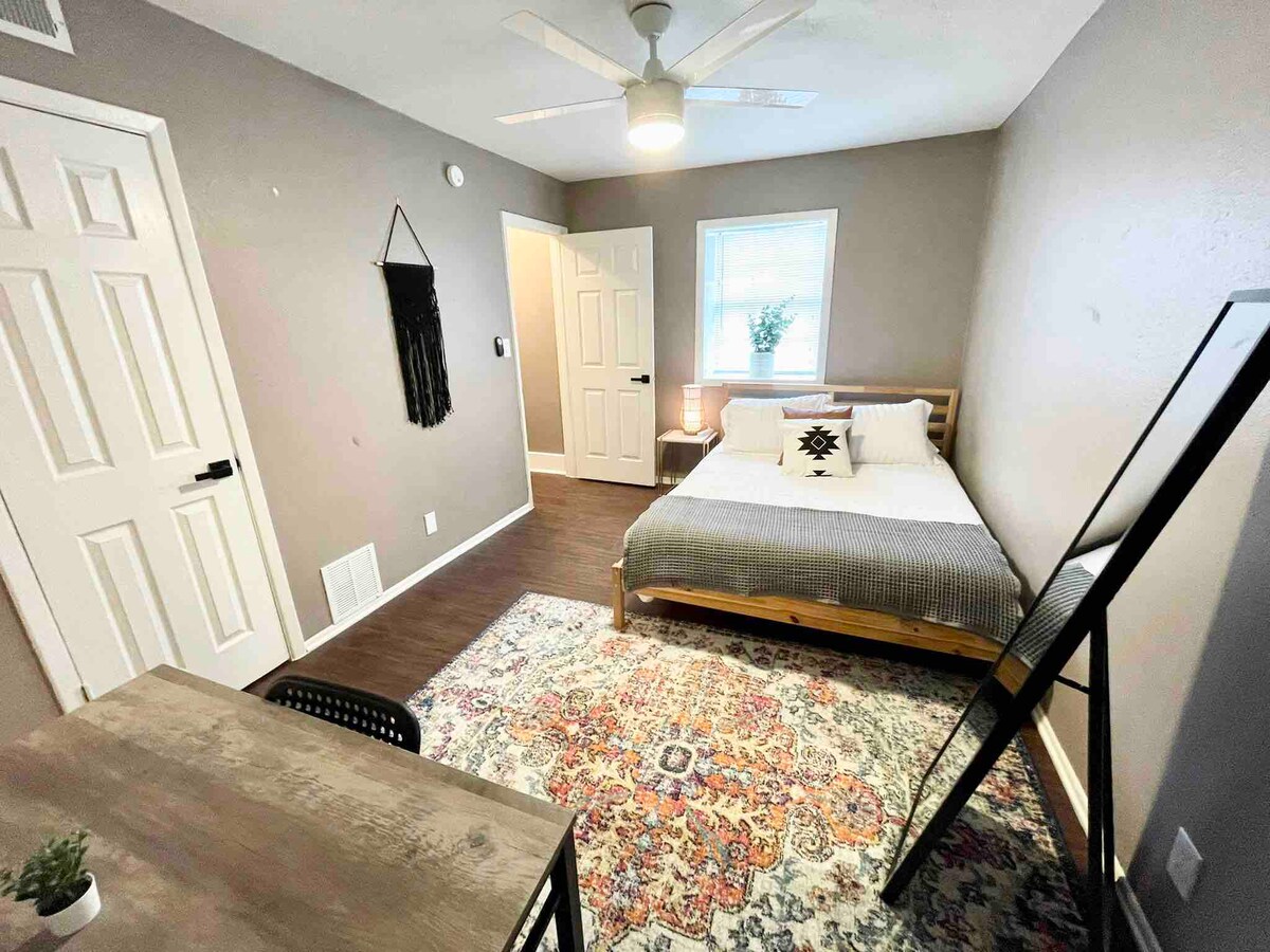 Central 2BR Retreat 5mi from Downtown Patio MC