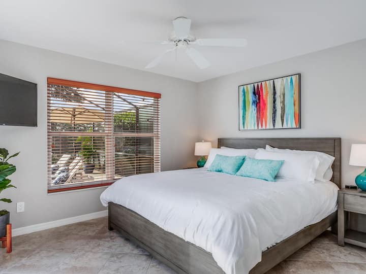 חדר שינה ראשי שני עם מיטת קינג סייז ומצעי כותנה איכותיים