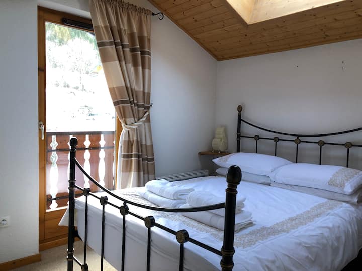 Glavna spavaća soba - posteljina se može razlikovati jer za svaku spavaću sobu postoje dva kompleta. Posteljina je postavljena na krevetima koje gosti mogu namjestiti.