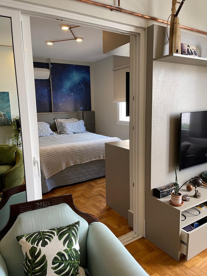 Puerta del pasillo de la suite a la sala de estar