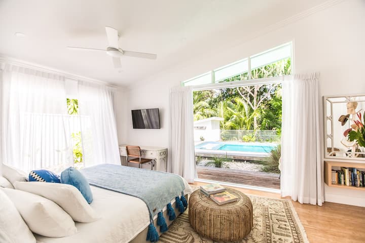 The Master Bedroom really has a lot of wow factor. Super spacious, the furthest from the living areas, air conditioned, ceiling fan, 40 inc TV, private deck and pool view from your own bed. Normally the room that everybody wants to stay in.