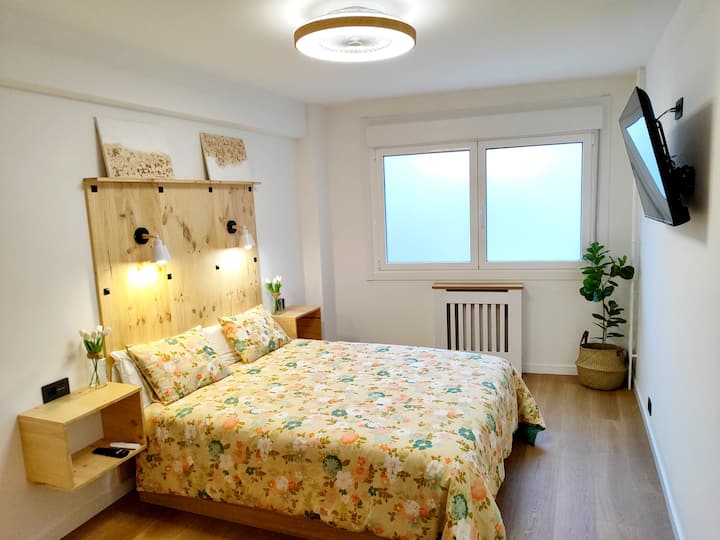Glavna soba s TV-om od 43'i ventilatorom u ćeliji. Krevet 150