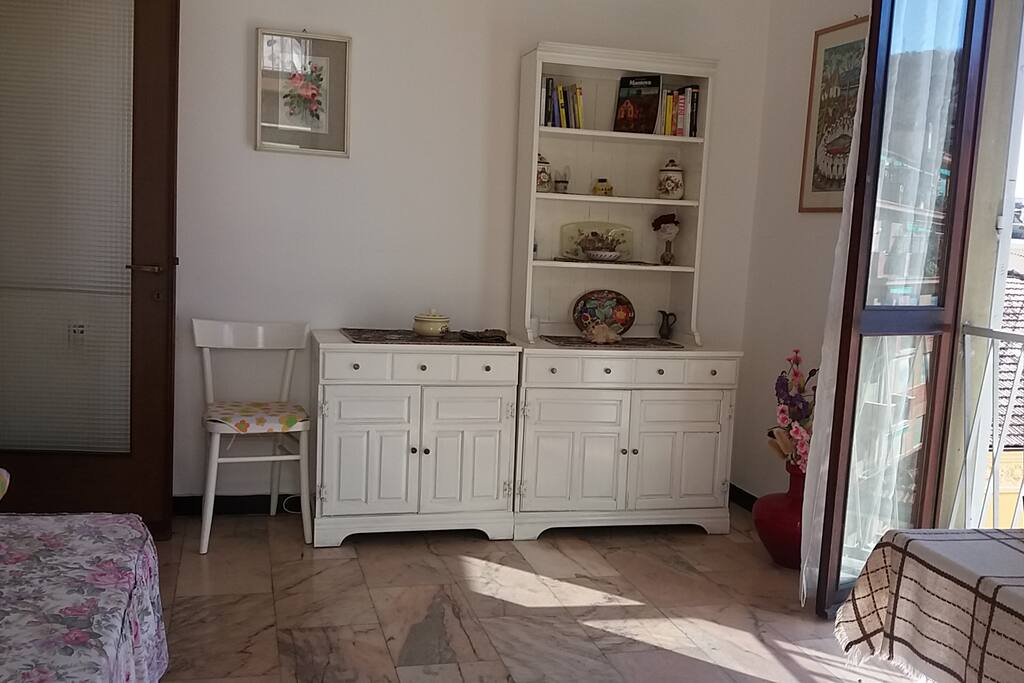 Salottino con letto singolo
Living room with single bed.