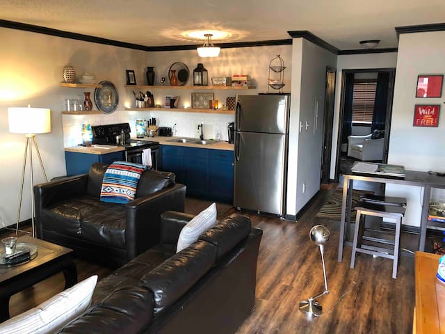 Hip Flat! Location location! Dogs welcome