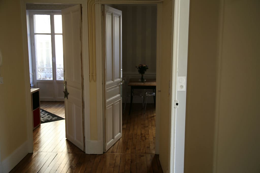 L'entrée, vue sur la chambre & le séjour