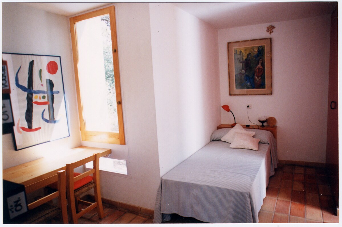 Dhomë gjumi në studio me banjën e vet të mysafirëve.