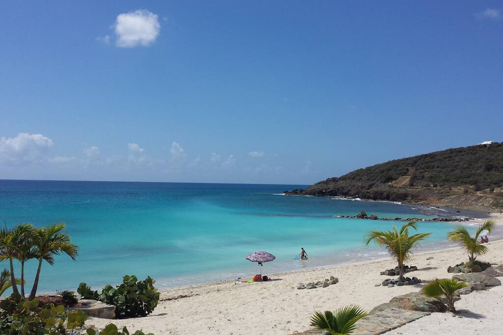 Plage à 200 mètres du condo.