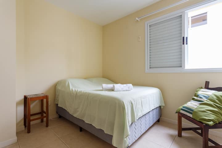 卧室2 -有一张双人床和一个空调。 目前还有一张浅色桌子和遮光窗帘（白天非常黑，可以好好休息）。