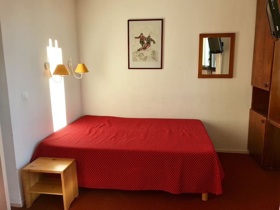 Chambre avec lit double et placards
Bedroom with double bed and storage