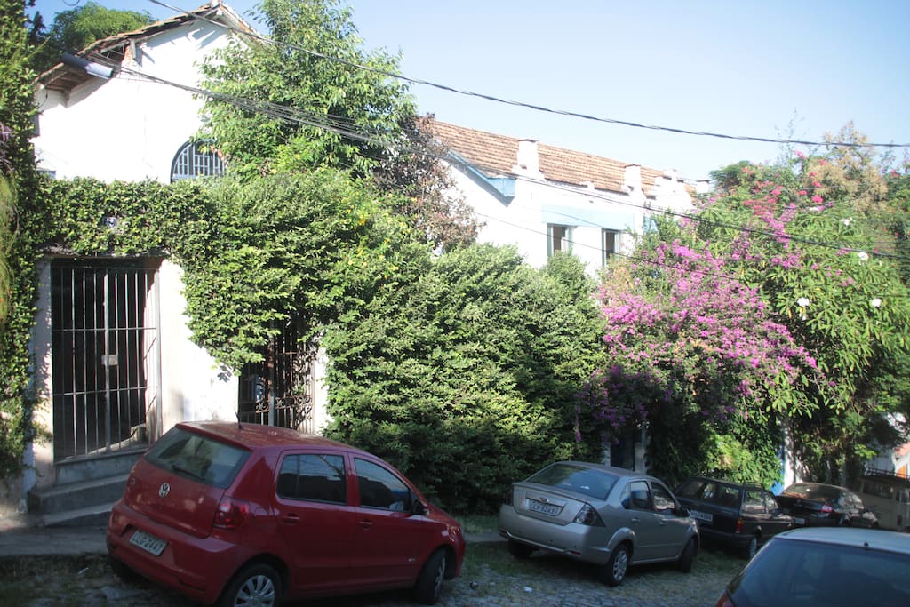 Casa em rua tranquila próxima ao Largo das Neves melhor praça de Santa Teresa.