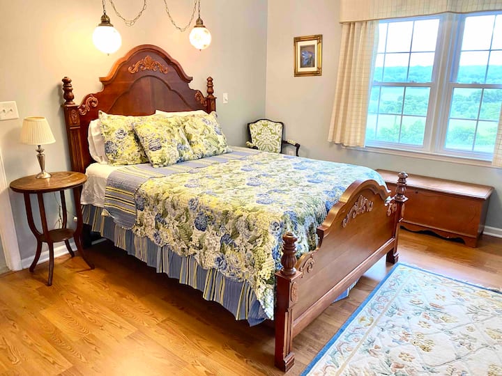 Sky View: Queen size bed, private shower/toilet, and in-room sink with sunrise views. Maximum occupancy 2 guests.