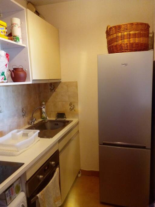 Cuisine avec électroménager neuf: lave linge, four, plaques vitrocéramiques, grand frigo congélateur.