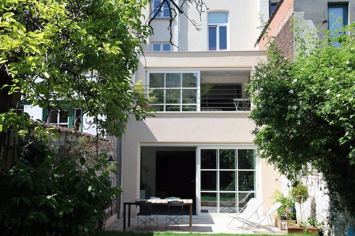 Charming townhouse with workspaces & garden gallery image 2