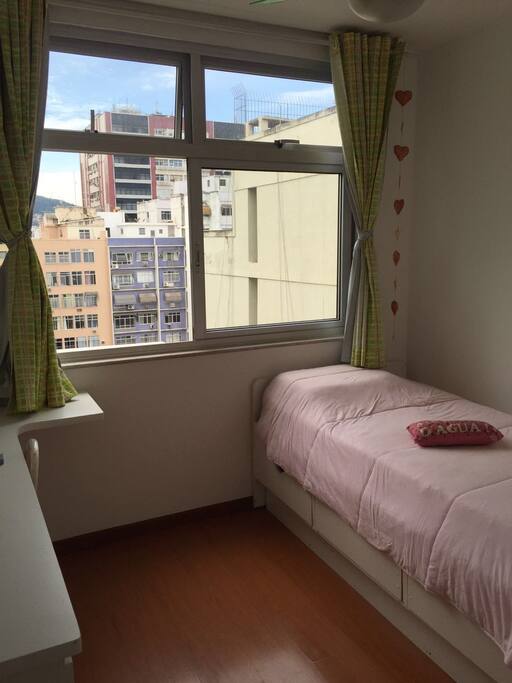 Bi-cama com gavetas e janela