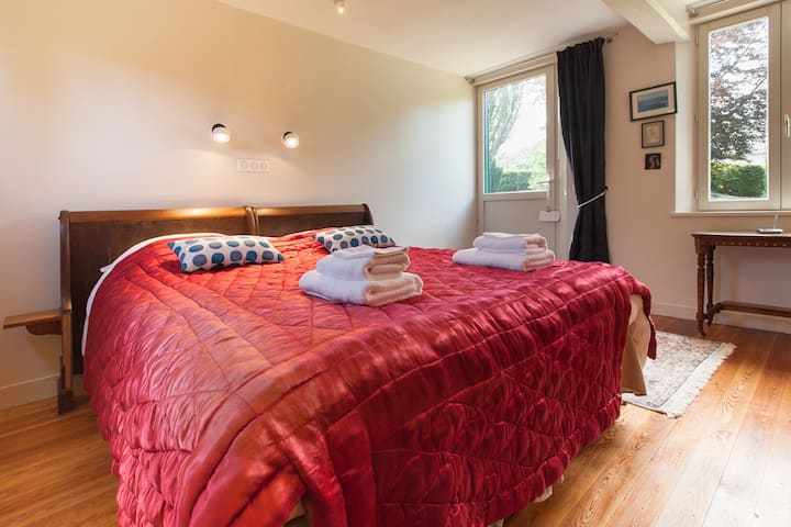 chumba cha kulala cha ghorofa ya chini kinachoelekea bustani, na bafu yake ya chumbani na bafu inayofikika kwa watu wenye ulemavu, 