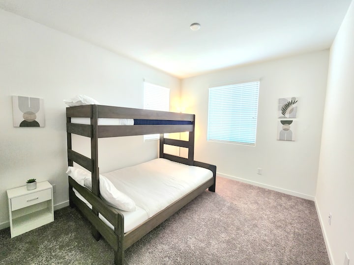 Chumba cha 3 cha kulala kina vitanda vya ghorofa