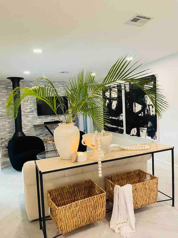 Luxury Home With Sundeck Pool N Courtyard View - Boca Raton, FL