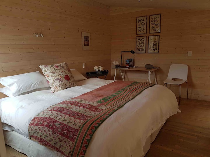 Félemeletes hálószoba, szuper király méretű ágy, amely szükség esetén 2 egyszemélyes ágyra osztható.