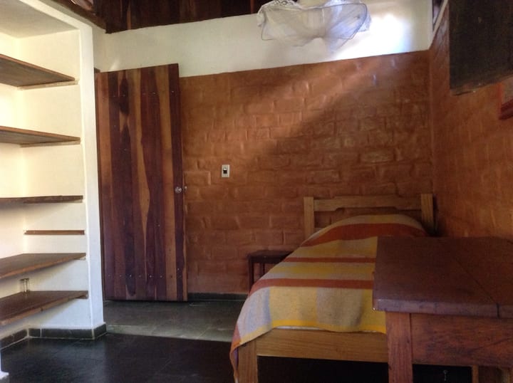 ห้องนอน 2 พร้อมเตียงเดี่ยวและชั้นวางหนังสือสำหรับใส่เสื้อผ้า