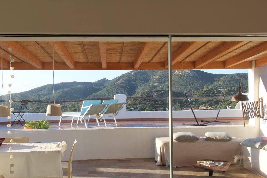 Ein grosser Teil des Jahres lassen sich die Fensterfronten in der Seitenwand versenken. Das Wohnzimmer bildet mit der beschatteten Terrasse einen einzigen, grossen Wohnbereich.