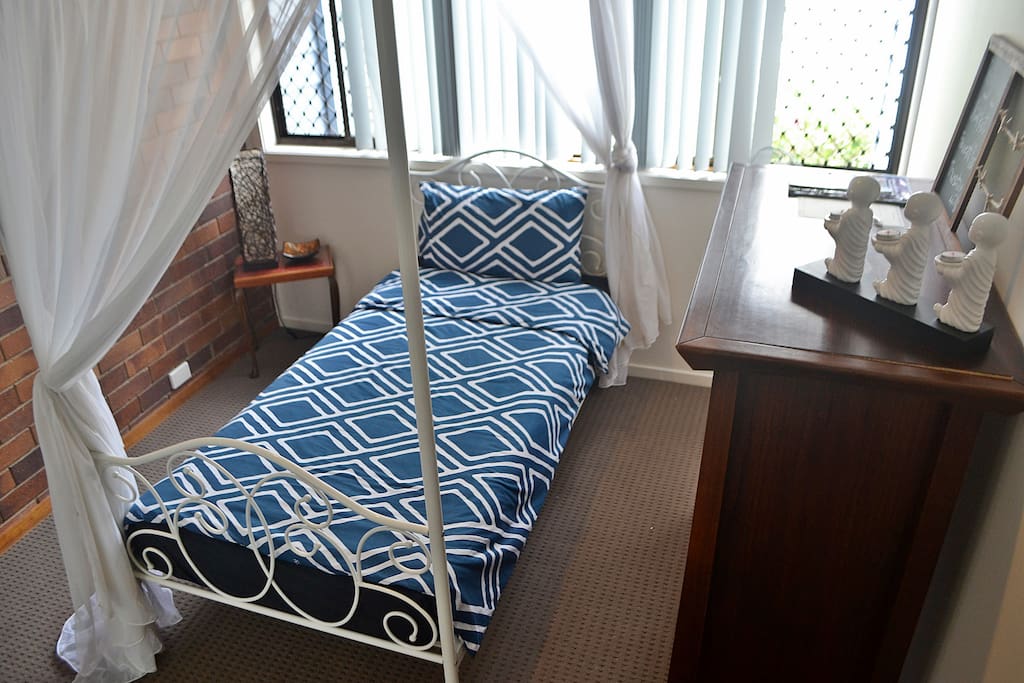 Bedroom 1: Single