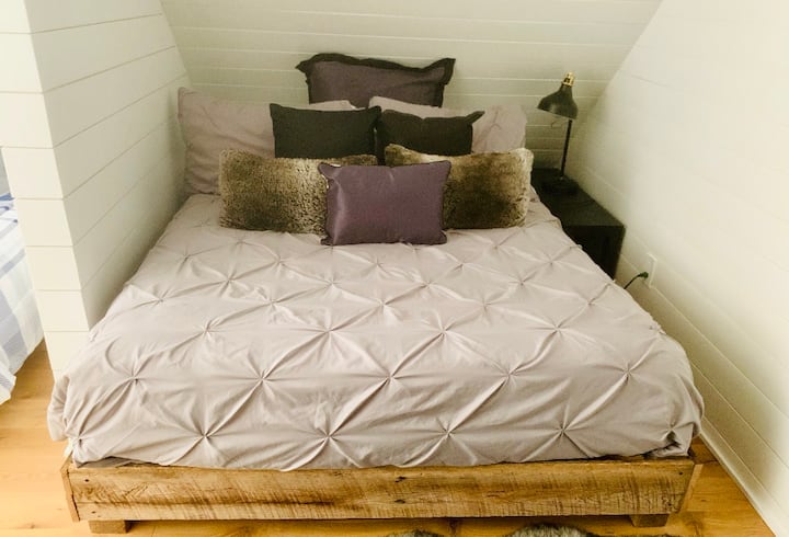 ESPACE ARRIÈRE DU LOFT : section couchage/travail - Lit Queen Size et grand bureau. De plus, il y a une télévision connectée de 39"sur un support pivotant pour une vue facile tout en se détendant au lit.