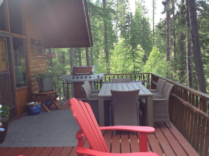 Tranquil Lakefront Cabin Cabins for Rent in Jaffray, British Columbia