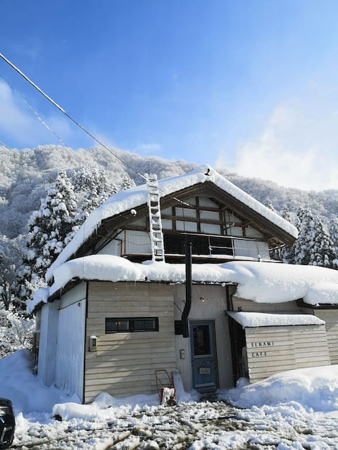 Pets are allowed. Spacious old house for rent. Wood-burning stove. Close to the ski resort. Maximum 
