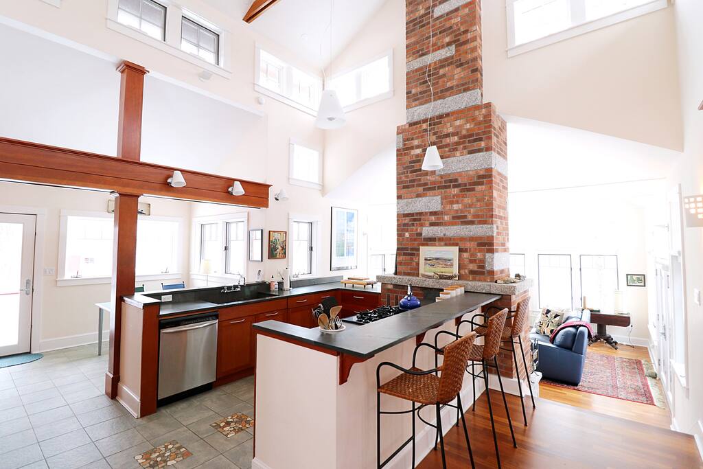 Stunning Hilltop Architectural Gem Diagonair Houses for Rent in