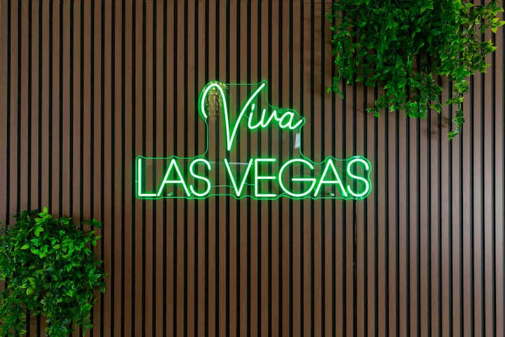 Beautiful 4 Bedroom 10 min to strip! GAMES & POOL!