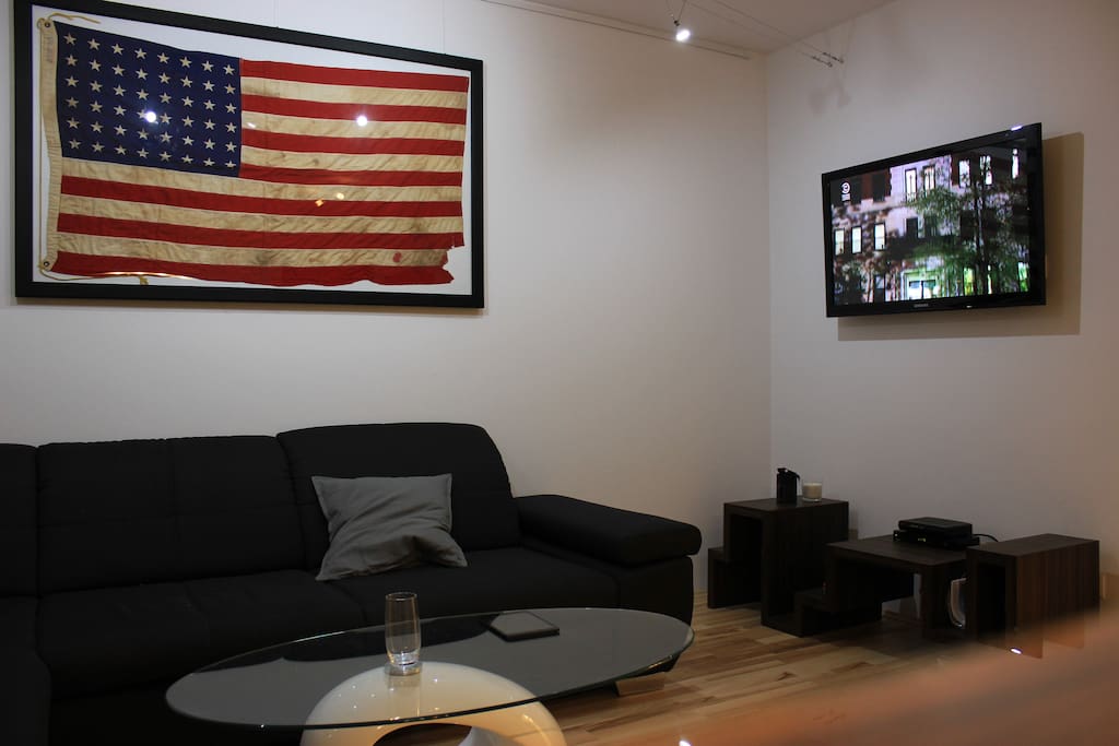 Wohnzimmer mit großer Couch und TV