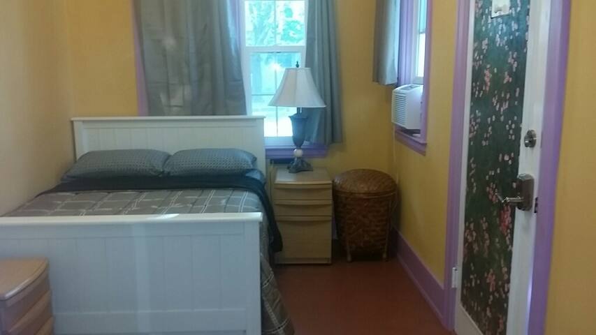 Small room in a big house for one guest