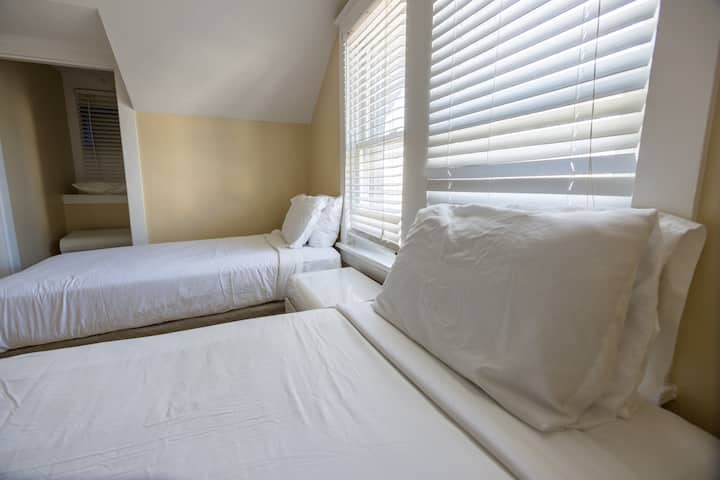 Трета спална соба - два брачни кревета (широки 125 - 149 см) 