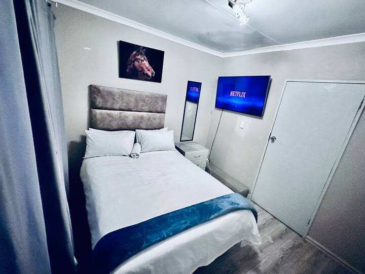 Chumba cha 3 cha kulala na Samsung 49" smart TV