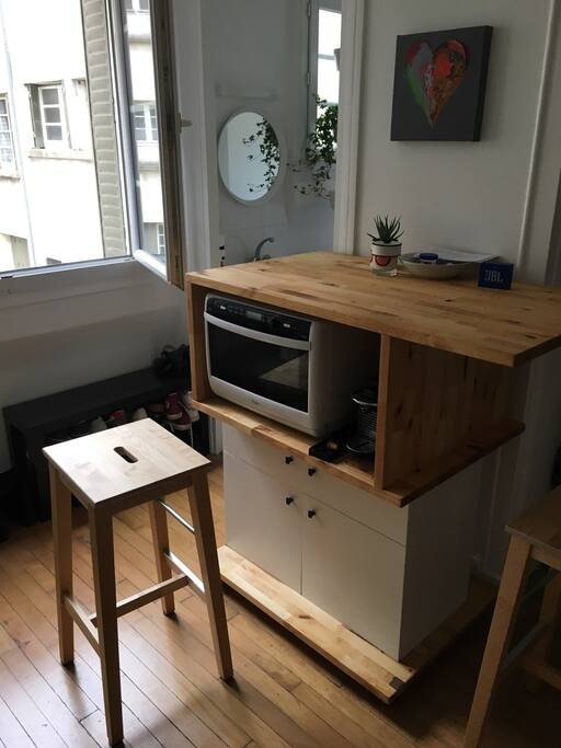 le meuble sur mesure qui sert pour le four mais aussi de bar