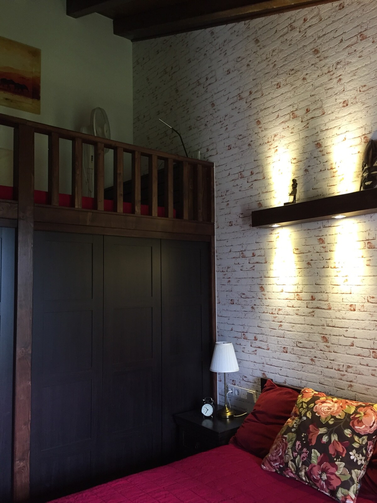 In de galerie is een slaapmogelijkheid voor twee kinderen. Klimmen door een ladder is in de inloopkast.