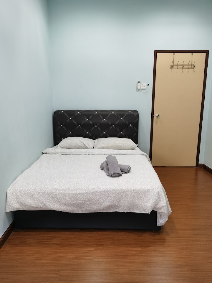 Schlafzimmer 2
- Queensize-Doppelbett 
- Hängeständer 
- Angeschlossenes Badezimmer.
- klimatisiert
- Ventilator
- Wasserkocher
- Arbeitstisch + Stuhl