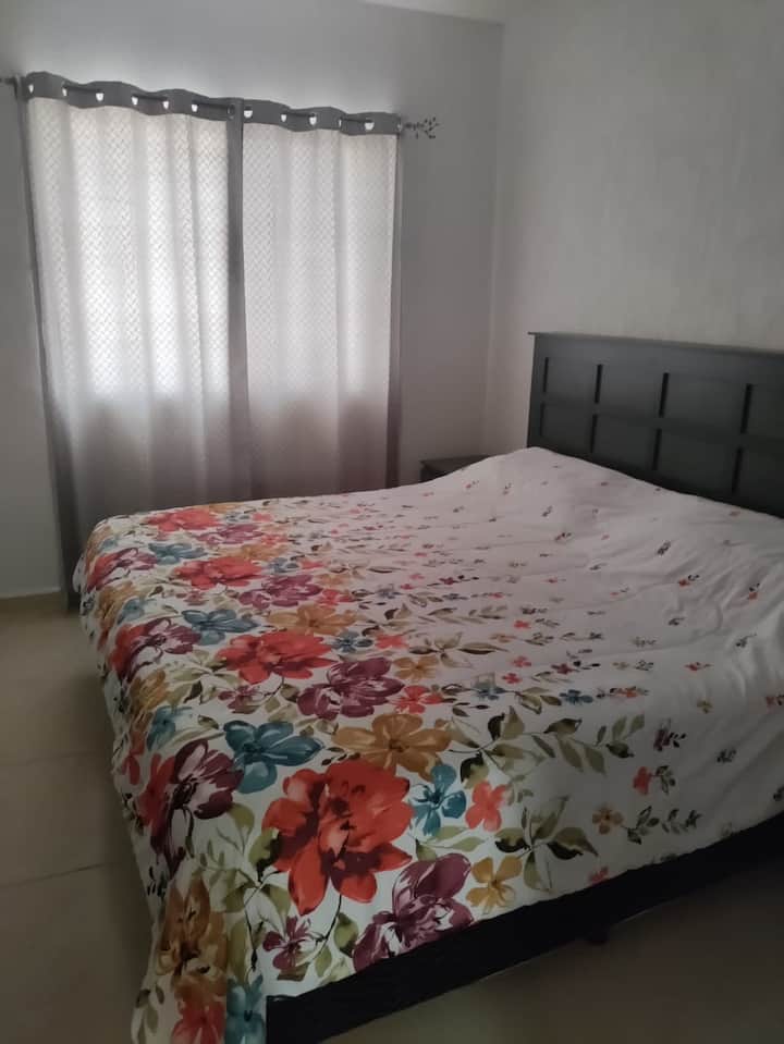 Ოთახი კონდიციონერით 
Დიდი ზომის საწოლი
აბაზანა-ტუალეტი ოთახის შიგნით 