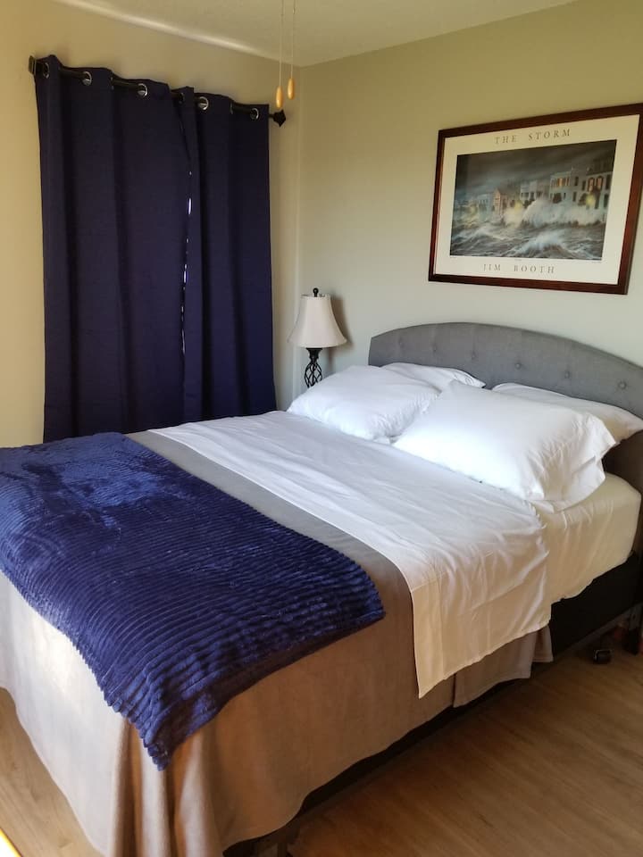 Спалня 3. Основен етаж. Двойно легло, скрин, килер, смарт телевизор, нощно шкафче, вентилатор на тавана и вентилатор за кутии.