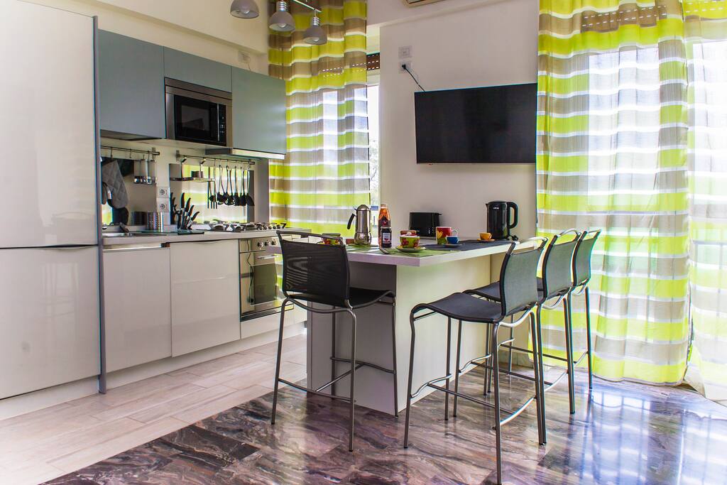 Cucina attrezzata con frigorifero, microonde e lavastoviglie - kitchen with refrigerator, microwave e dishwasher