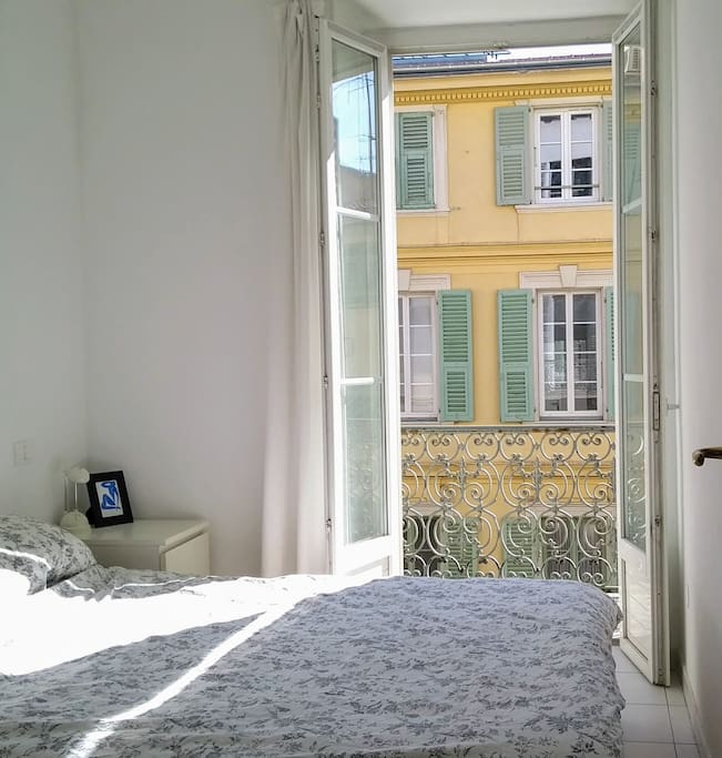 Relax in peace in the separate double bed room - sunny calm above traffic free, pedestrian zone, Rue Massena