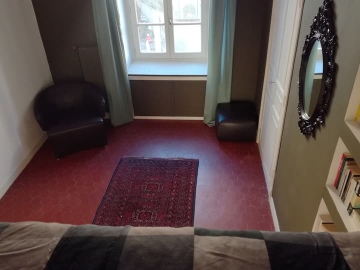 منظر من وسط غرفة النوم الشرقية.