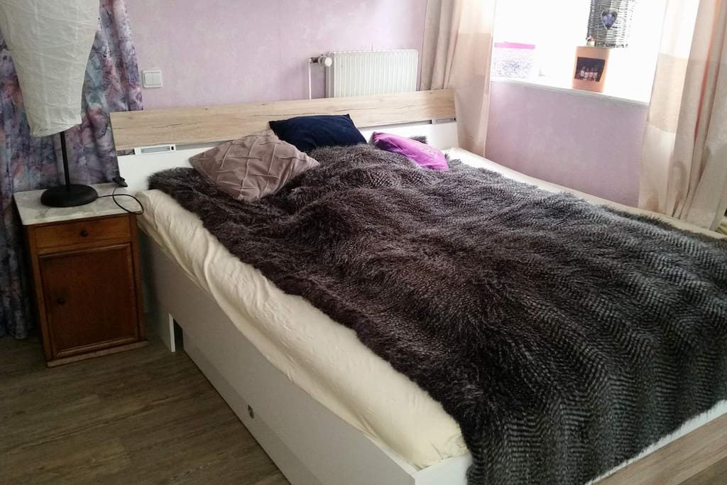 Großes gemütliches Doppelbett mit integrierem Licht