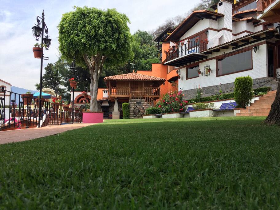 Jardín y Casa Principal